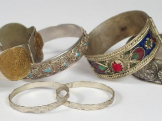 Vente aux enchères 4 bracelets de style berbère en métal ou argent étranger. On y joint 2