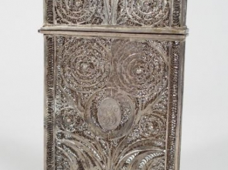 Vente aux enchères Etui à cigarettes en argent finement ajouré et gravé. Poids: 96,5gr