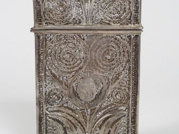 Etui à cigarettes en argent finement ajouré et gravé. Poids: 96,5gr