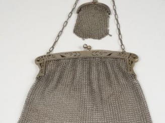 Vente aux enchères Sac de soirée en maille d'argent. On y joint une bourse en maille d'ar