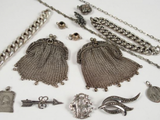 Vente aux enchères Lot de bijoux en argent comprenant 2 bourses de style Art Nouveau, 2 b