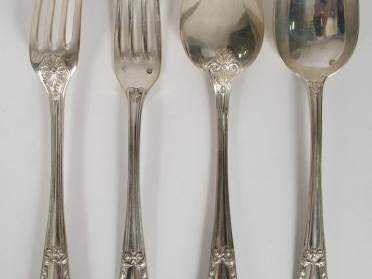 Dans un coffret. 12 couverts à entremets de style Louis XVI en argent,
