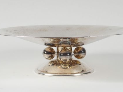 CHRISTOFLE. Grande coupe sur talon de style Art Déco en métal argenté 