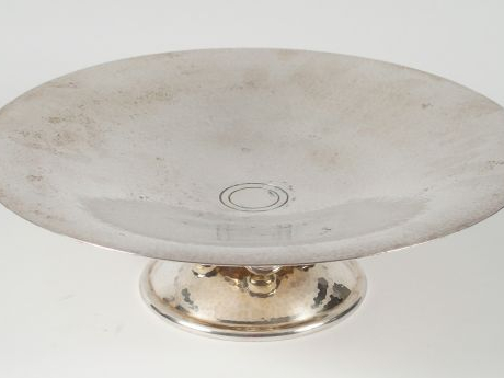 CHRISTOFLE. Grande coupe sur talon de style Art Déco en métal argenté 