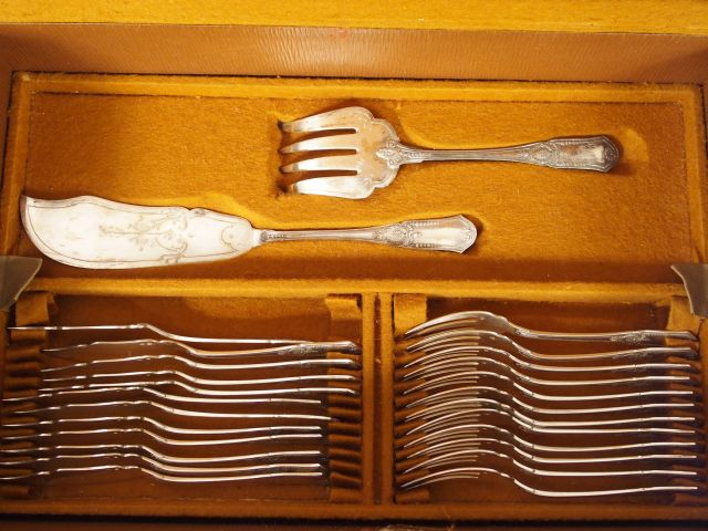 Dans un coffret en chêne. Ménagère de style Louis XVI en argent, poinç