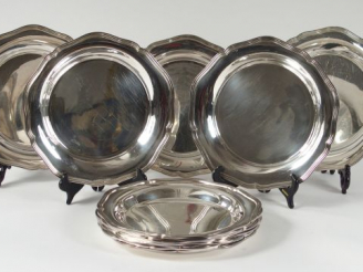 Vente aux enchères Suite de 12 assiettes de style Louis XV en argent, poinçon Minerve, mo