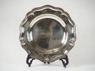 Vente aux enchères Plat creux de style Louis XV en argent, poinçon Minerve, modèle à file