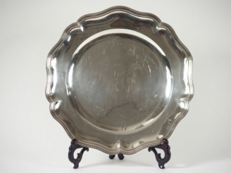 Vente aux enchères Plat rond de style Louis XV en argent, poinçon Minerve, modèle à filet