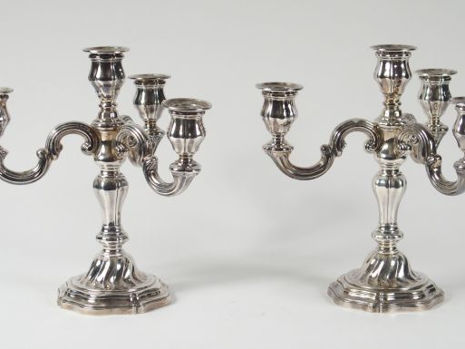 Paire de chandeliers de style rocaille en argent, poinçon Minerve, écl