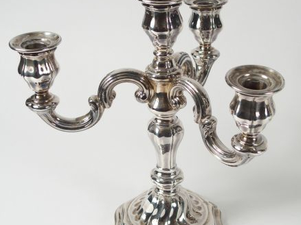 Paire de chandeliers de style rocaille en argent, poinçon Minerve, écl