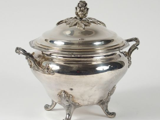 Soupière de style rocaille, en argent poinçon Minerve, prise en forme 