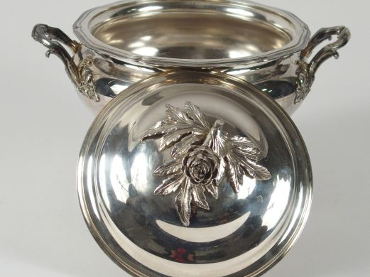 Soupière de style rocaille, en argent poinçon Minerve, prise en forme 