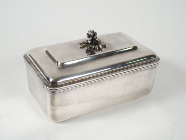 Beurrier en argent, poinçon Minerve, prise en forme de fleur.  M.O : E