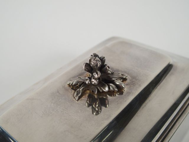 Beurrier en argent, poinçon Minerve, prise en forme de fleur.  M.O : E