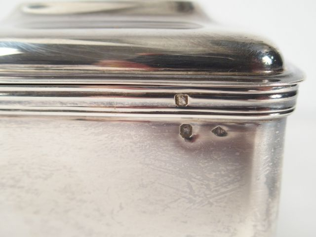 Beurrier en argent, poinçon Minerve, prise en forme de fleur.  M.O : E