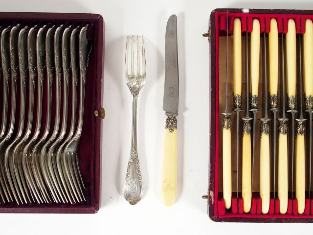 Dans deux coffrets. Suite de 12 fourchettes de style rocaille en argen