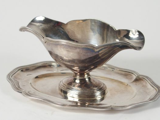 Saucière de style Louis XV en argent, poinçon Minerve, à décor de file