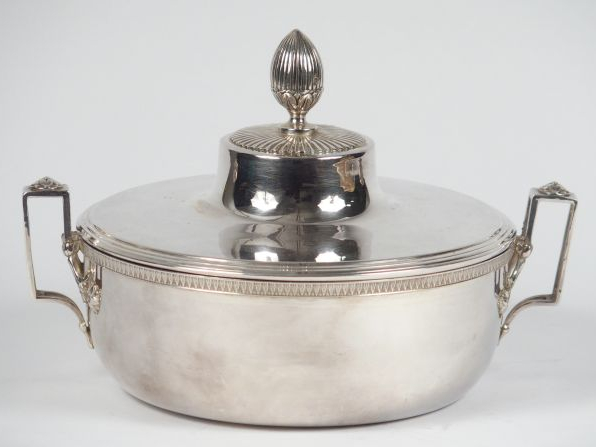 Légumier de style Empire en argent, poinçon Minerve, à décor frise de 