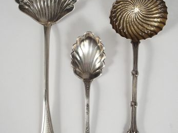 Lot comprenant :  - une cuillère à saupoudrer de style Louis XVI en ar