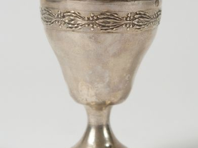 Coquetier de style Louis XVI en argent, poinçon Minerve, à décor d'une