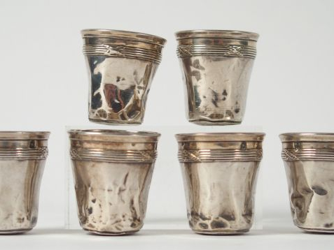 Suite de 6 verres à liqueur de style Louis XVI en argent, poinçon Mine