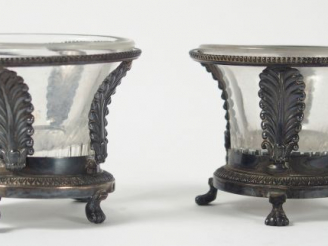 Vente aux enchères Paire de salerons de style Empire en argent, à décor ajouré de palmett
