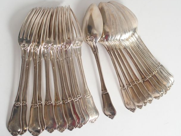 11 couverts et 1 cuillère à entremets en argent, poinçon Minerve, à dé