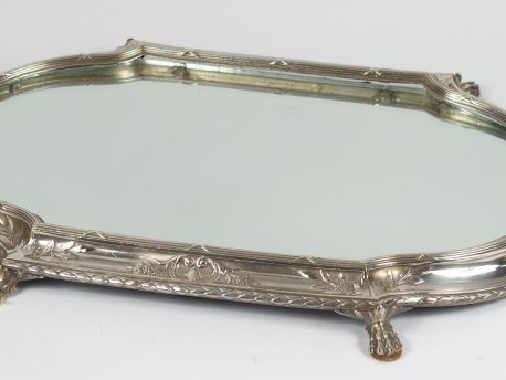 Centre de table à fond de glace de style Louis XVI en métal argenté, à