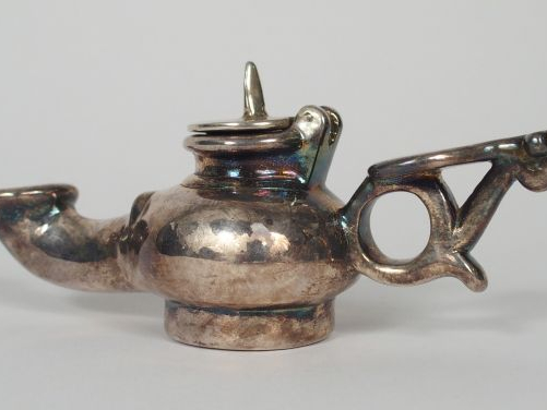 Lampe à huile miniature en argent étranger