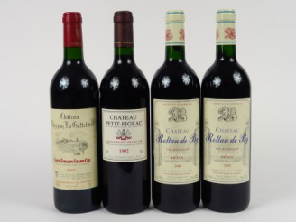 Vente aux enchères 4 BOUTEILLES : 2 CHÂTEAU ROLLAN DE BY CB MEDOC 2000 BG+ - 1 CHÂTEAU PE