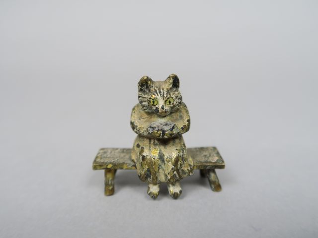 Petit sujet en bronze polychrome de Vienne 'chatte assise'