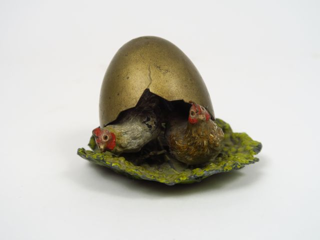 Sujet en bronze polychrome de Vienne 'Deux poules sous une coquille d'
