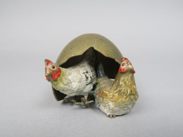Sujet en bronze polychrome de Vienne 'Deux poules sous une coquille d'