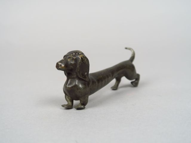 Sujet en bronze patiné 'Teckel' Dim. 4,5 x 6 cm