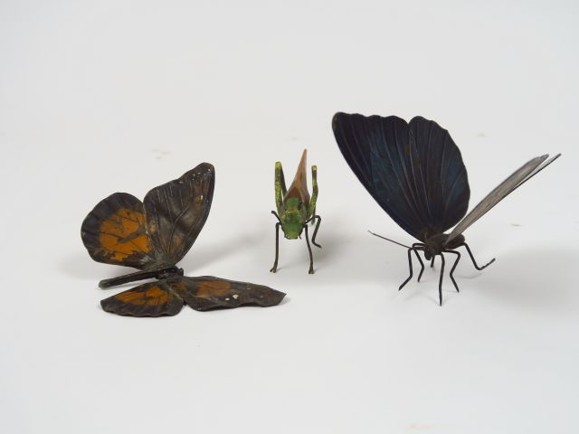 Sujet en tôle polychrome 'papillon' Dim. 7 x 7 cm Sujet en bronze poly