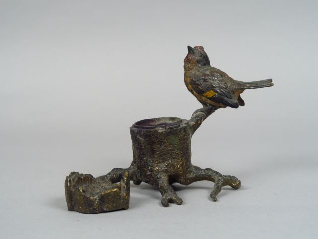 Encrier en bronze de Vienne 'oiseau branché près d'un tronc d'arbre' D