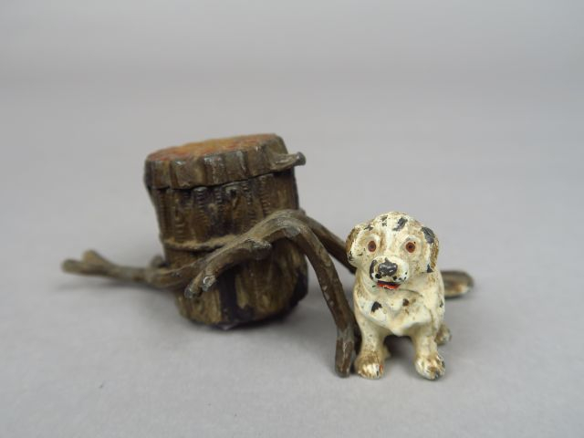 Petit encrier en plomb polychrome de Vienne 'chiot près d'un tronc d'a