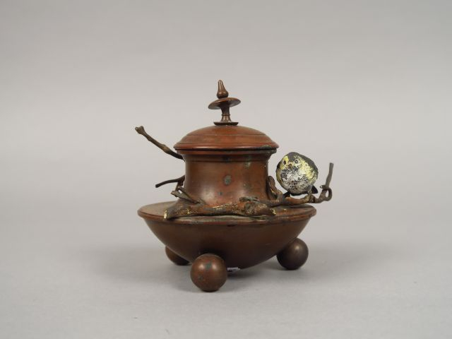 Encrier en métal et plomb polychrome 'oiseau près d'un vase' H. 11 cm