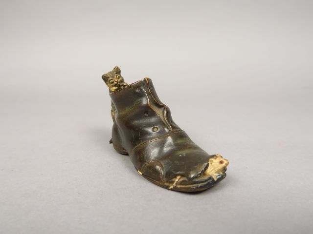 Sujet en platre polychrome 'chaton et souris dans un godillot' (accide