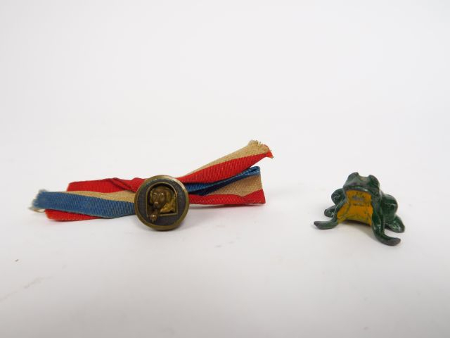 Petit plomb polychrome 'rainette' et un bouton en bronze à décor d'un 