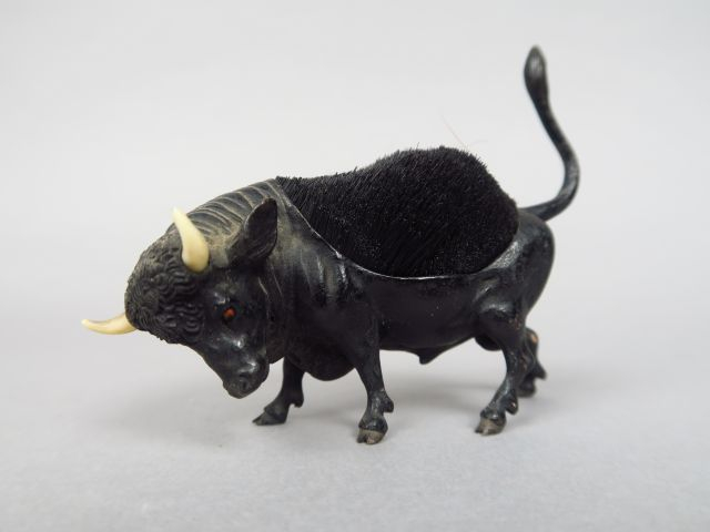 Essuie plume en bronze à patine noire 'Taureau'