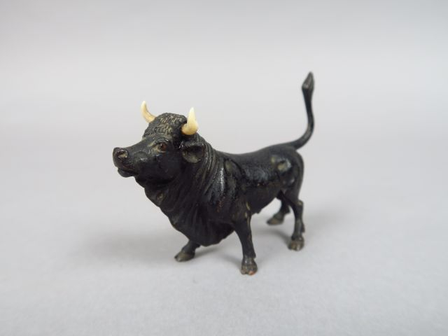 Sujet en plomb patiné 'Taureau de combat' Dim. 6,5 x 7,5 cm