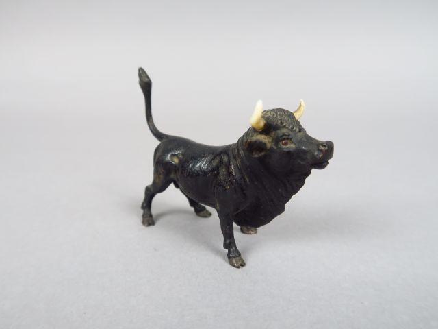 Sujet en plomb patiné 'Taureau de combat' Dim. 6,5 x 7,5 cm