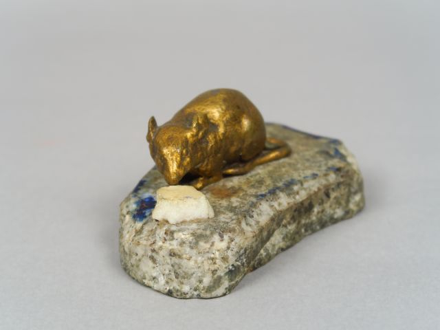 Presse papier fin XIXème en bronze, albâtre et pierre en forme de sour