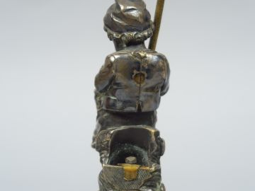 Sujet XIXème en bronze argenté 'le petit pêcheur' H. 14 cm