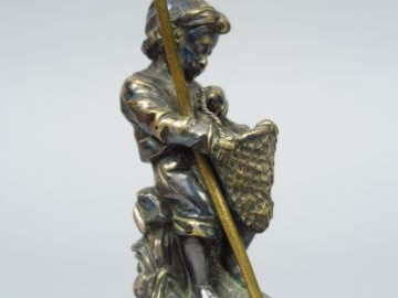 Sujet XIXème en bronze argenté 'le petit pêcheur' H. 14 cm