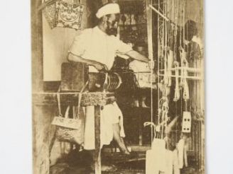 Vente aux enchères Album "Maroc-Métiers, types" comprenant environ 156 cartes postales