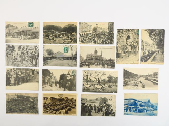 Album "Marchés" comprenant environ 228 cartes postales