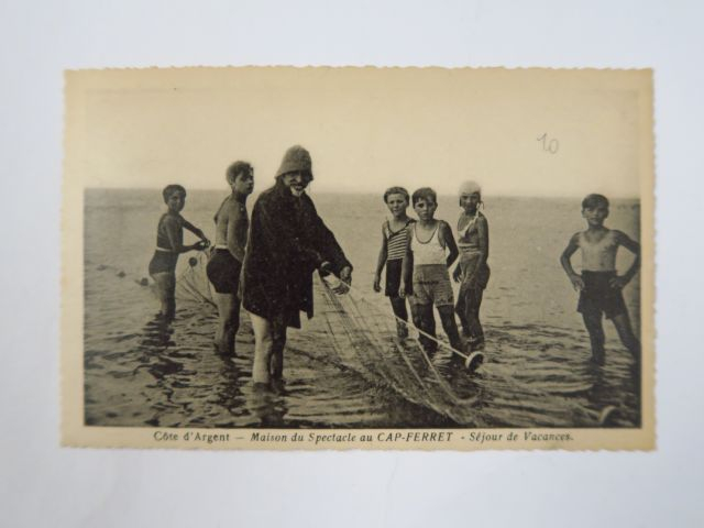 Album "Cap Ferret - Côte Noroit" comprenant environ 524 cartes postale