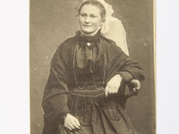 Album "Coutumes et costumes bretons" comprenant environ 84 cartes post